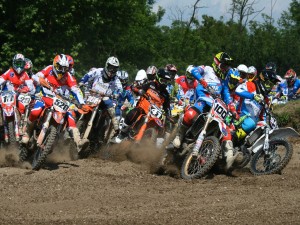 Partenza della seconda manche per la MX2 "A", all'interno il "dominatore" Cortesi (949), quasi affiancato da Marco Vanini (100), Guarin (41), Fumagalli (520) e Andressi (160) terzo assoluto.