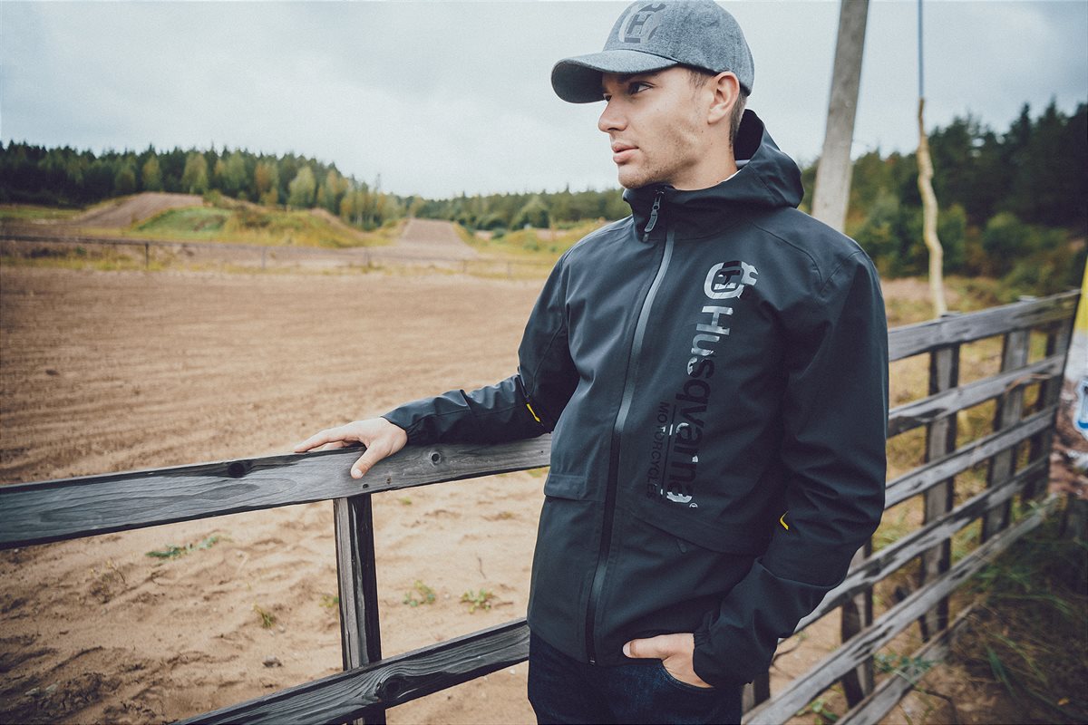 Husqvarna lancia la collezione di abbigliamento casual 2021A