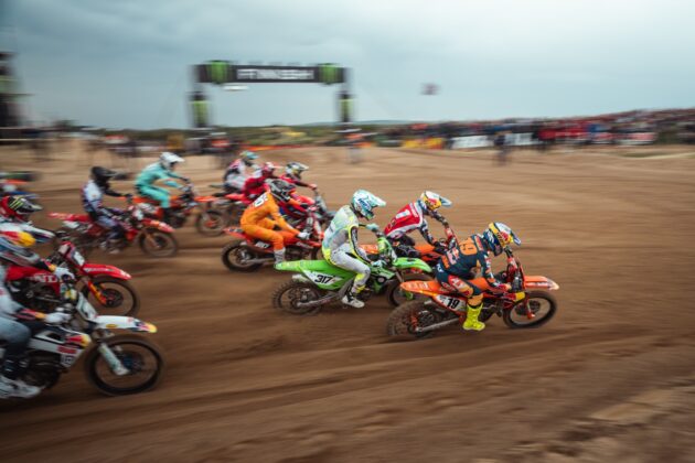 Sacha e Lucas Coenen dominano le prime manche MX2 e MXGP a Riola Sardo